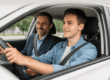 Leerling volgt een autorijles met een rijinstructeur in een lesauto