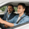 Leerling volgt een autorijles met een rijinstructeur in een lesauto